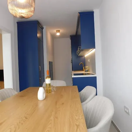 Lux Lariva, Center Of ספליט