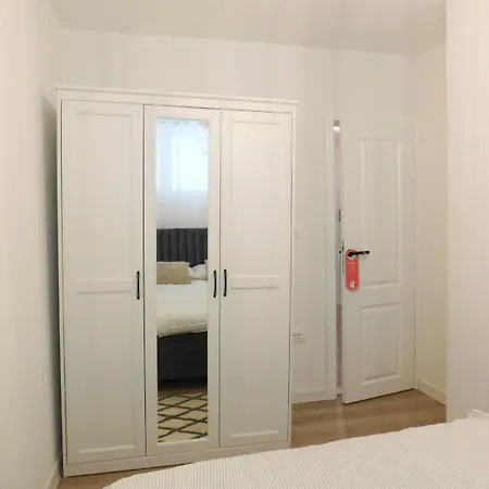 Lux Lariva, Center Of