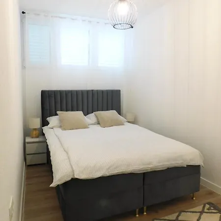 Lux Lariva, Center Of