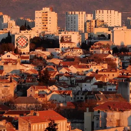 Lux Lariva, Center Of