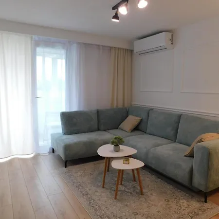 Lux Lariva, Center Of Split