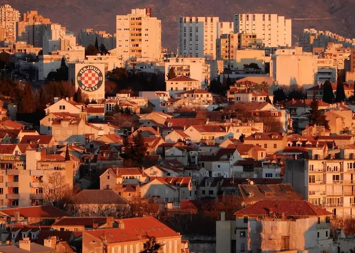 Lux Lariva, Center Of