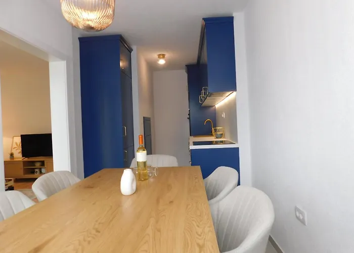 Lux Lariva, Center Of Split