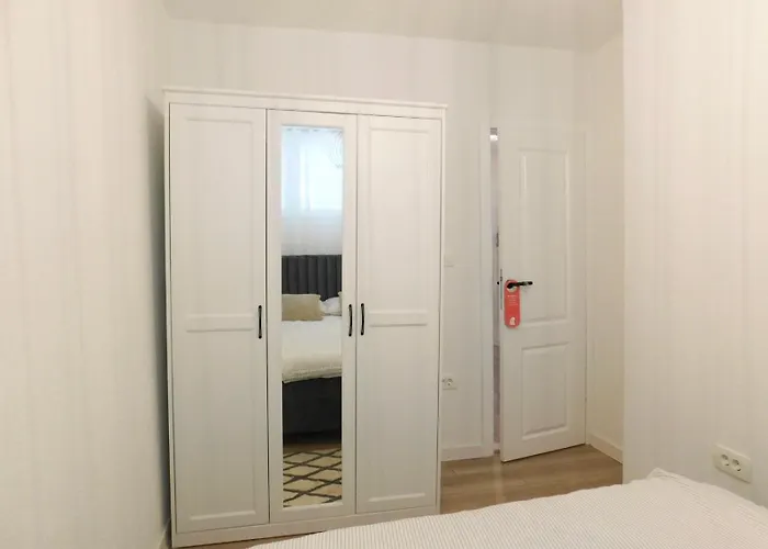 Lux Lariva, Center Of