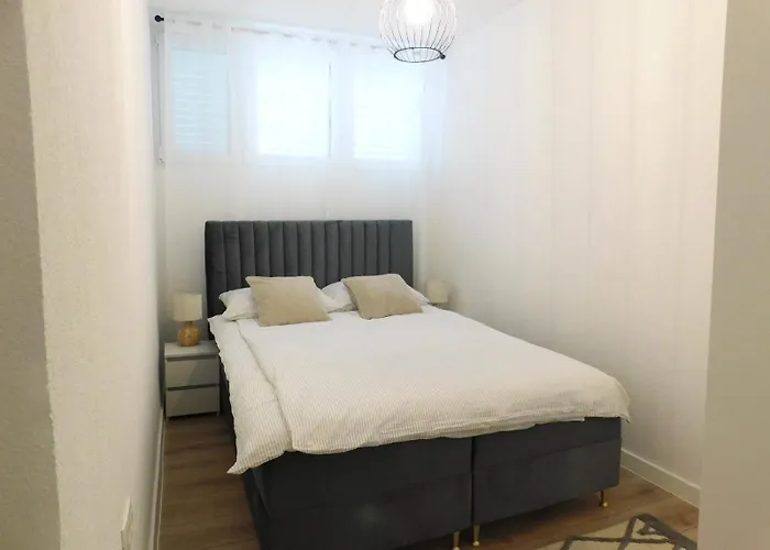 Lux Lariva, Center Of